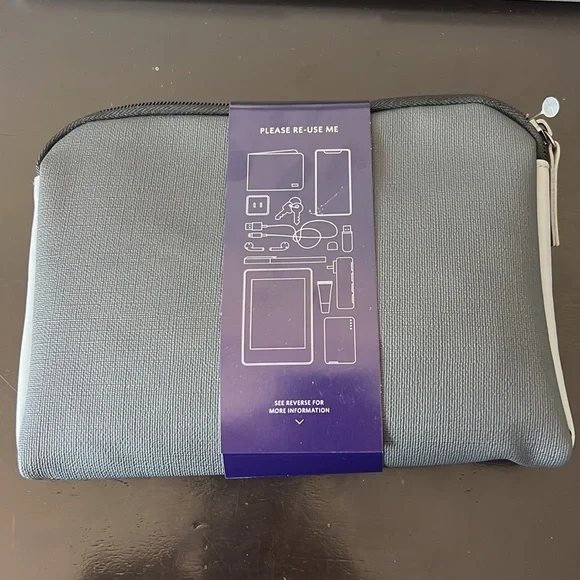 New Delta One Soft Tumi Amenity Kit - Picture 2 of 3